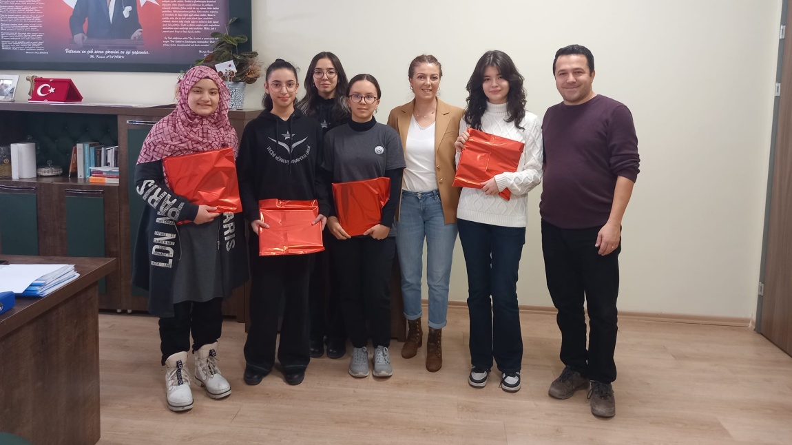 Okulumuzda düzenlenen 3. Geleneksel Akıl Oyunları Turnuvasında dereceye giren öğrencilerimize ödülleri Okul Müdürümüz Fatma ARSLAN tarafından verilmiştir.