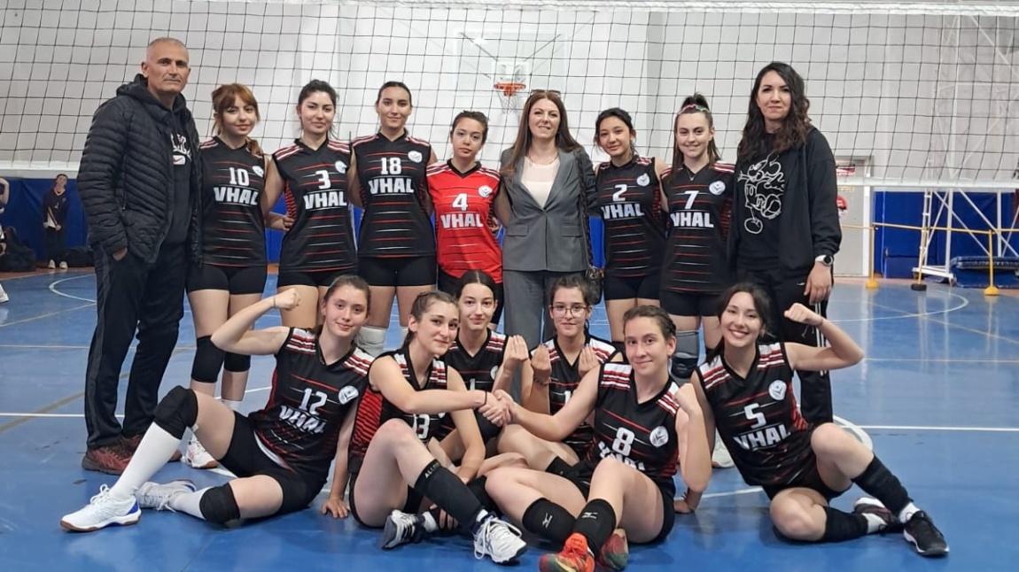 Kız voleybol takımımız Etlik Sinav Kolejini 2-0 yenerek yarı final musabakalarinda yerini aldı.
